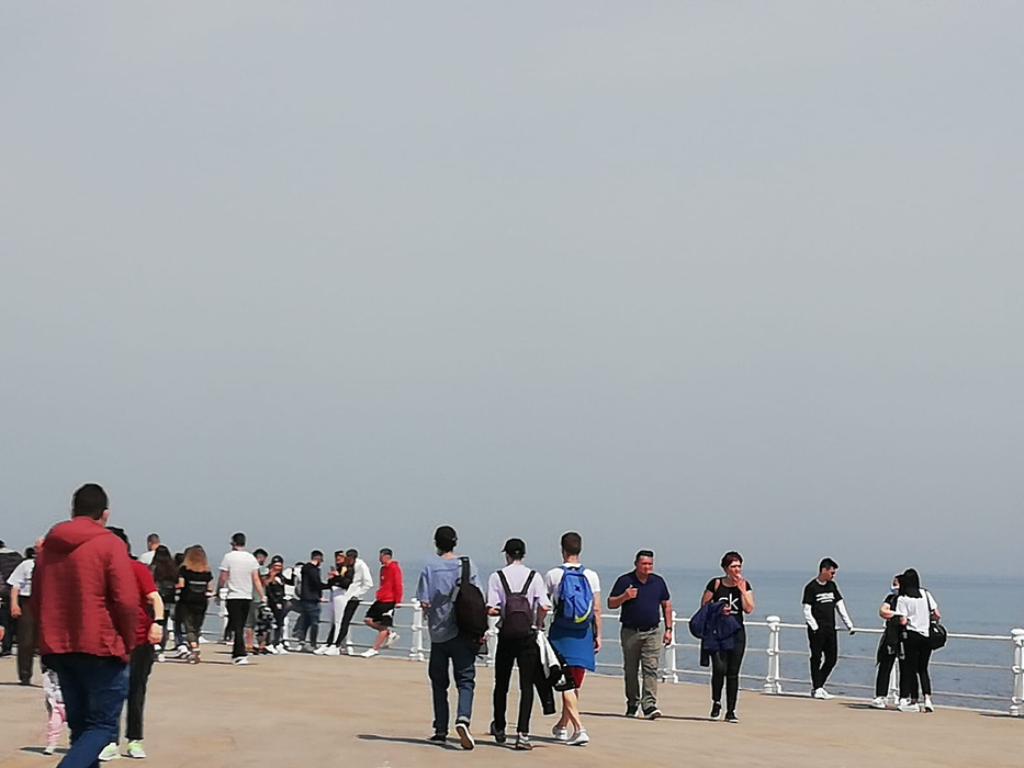 Constănțenii au ieșit la plimbare pe faleza de la Cazinou, de 1 Mai, înainte de Înviere