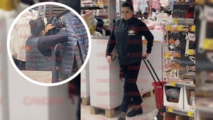 Elena Băsescu, surprinsă la cumpărături, dar cine s-ar fi așteptat?! Fiica fostului președinte și-a reînnoit garderoba din… Carrefour!