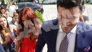 Bianca Dragusanu si Victor Slav s-au castorit civil! Iata primele imagini de la cununie!