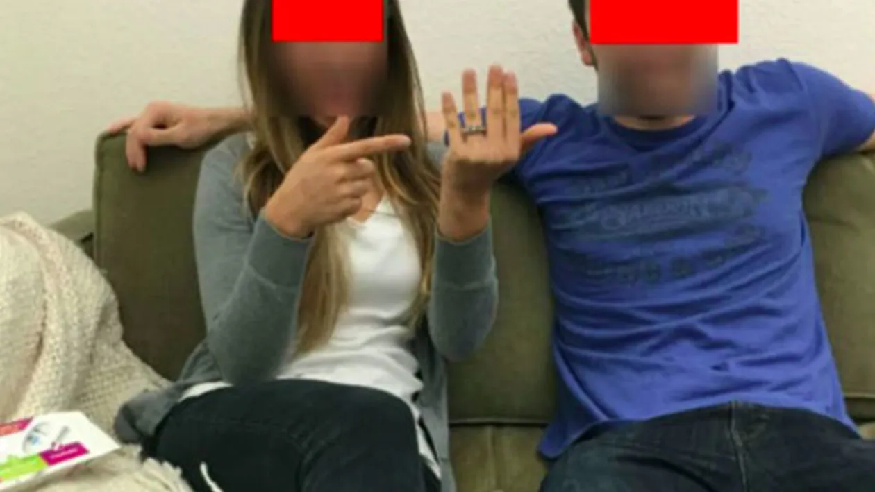 Au publicat pe Facebook o poză în care îşi anunţau logodna. Apoi au regretat enorm! Ce se află în imagine de i-a dat de gol