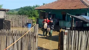 Zeci de oameni au fost evacuați din calea apelor, în Mehedinți