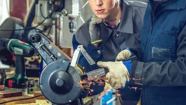 Câți lei are salariu un român care lucrează ca lăcătuș mecanic în Germania. Primește cazare, asigurare de sănătate și prima de Crăciun babană