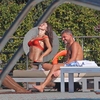 Bruneta în costum roșu i-a ridicat tensiunea lui Boureanu! Deputatul-playboy nu și-a mai luat ochii de la tânăra misterioasă, apoi a simțit nevoia să se răcorească