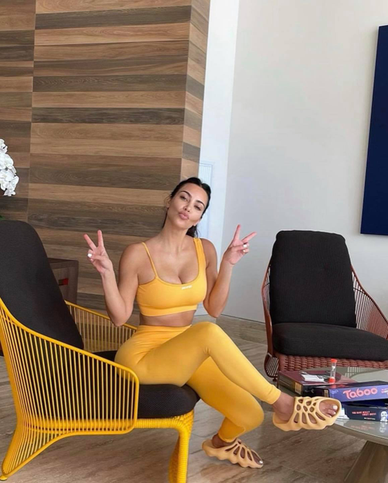 Kim Kardashian a devenit miliardară și se află în topul făcut de Forbes alături de Jeff Bezos și Elon Musk. De unde provine averea celebrei brunete