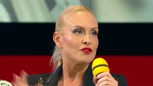 Vica Blochina si-a scos iubitul in lume! Imbracata in cea mai scurta rochie, a iesit cu noua cucerire la distractie