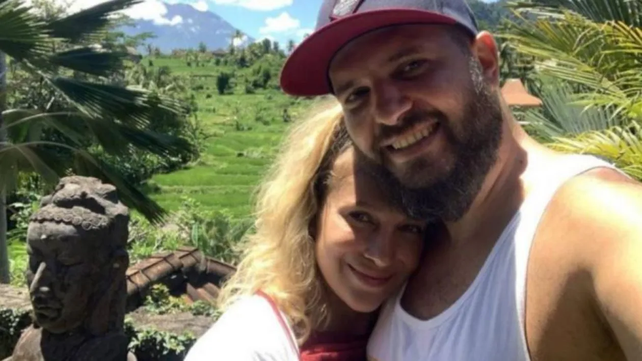 Lora și Ghenu, la capătul puterilor. Zborul din Bali a fost din nou anulat. Cei doi sunt blocați pe insulă din luna martie