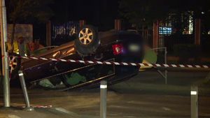 Accident în Capitală! S-a răsturnat cu mașina într-un refugiu de tramvai