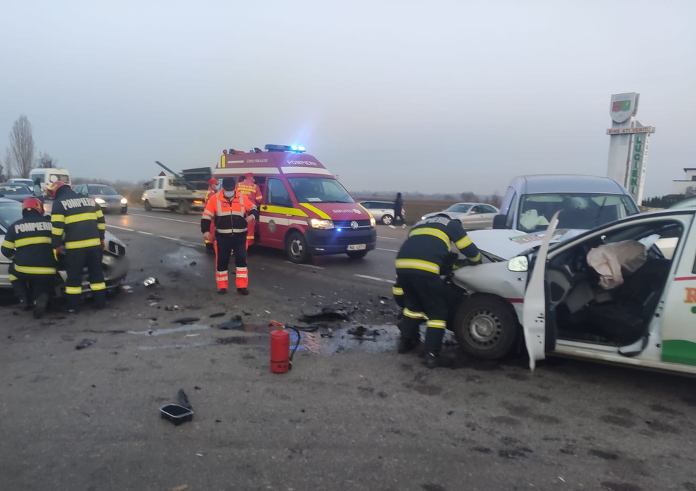 Accident grav în județul Dâmbovița! Impact puternic între trei mașini. Mai multe persoane au fost rănite