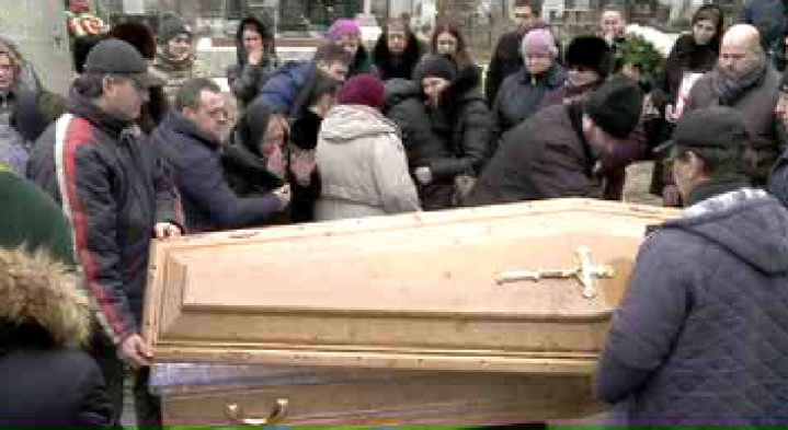 Primele imagini de la înmormântarea Anastasiei Cecati! Rudele și prietenii, împietriți de durere