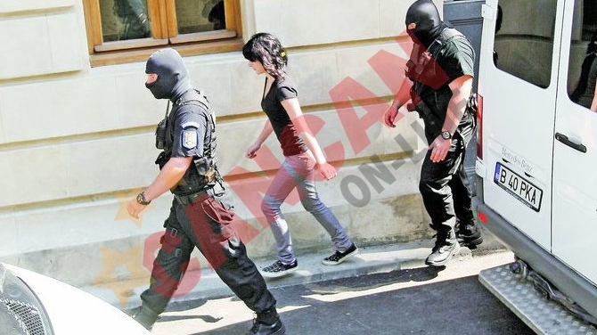 Eleva criminala scapa mai repede din puscarie
