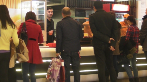 Cosmin Selesi e tratat ca un VIP la fast-food! Insusi sefu' l-a servit la casa!