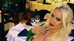 SIMONA TRAŞCĂ, surprinsă în ipostaze ruşinoase în avion! Ce făcea blonda de faţă cu toată lumea