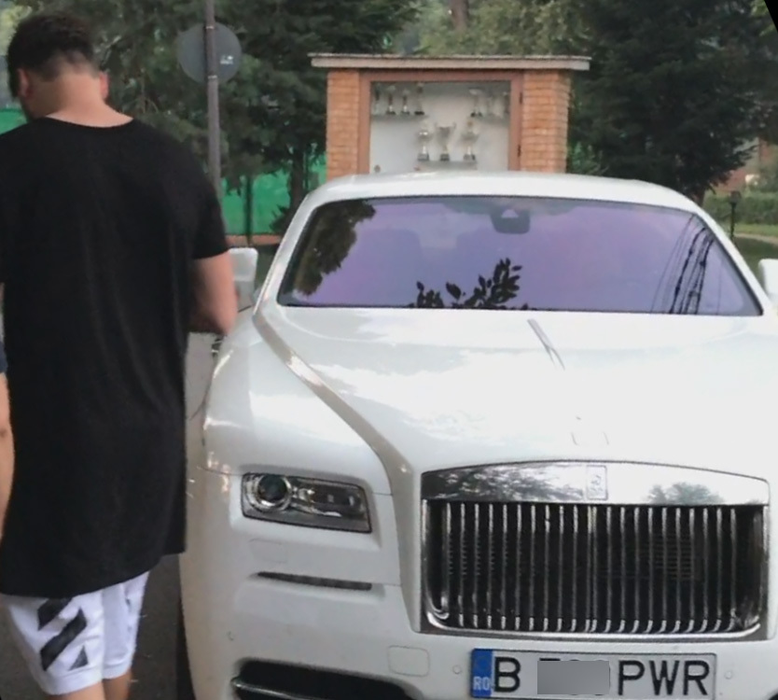 Dani Olăroiu lângă Rolls-ul prietenului său Edi Chioru