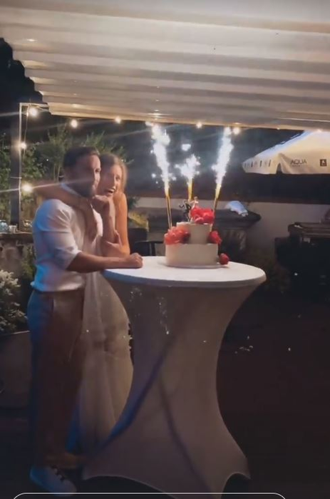 Dani Oțil, atingeri intime cu soția lui în fața tuturor invitaților! Gabriela Prisăcariu a continuat să îl sărute pasional | FOTO & VIDEO