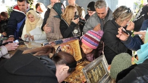 Îmbulzeală de nevăzut la Sfânta Parascheva. S-a atins recordul la pupat de moaşte! ”Au rupt gardul”