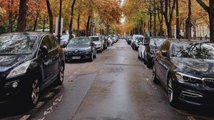 Atenție, șoferi! Klaus Iohannis a promulgat legea care permite Poliției Rutiere să ridice vehiculele parcate neregulamentar