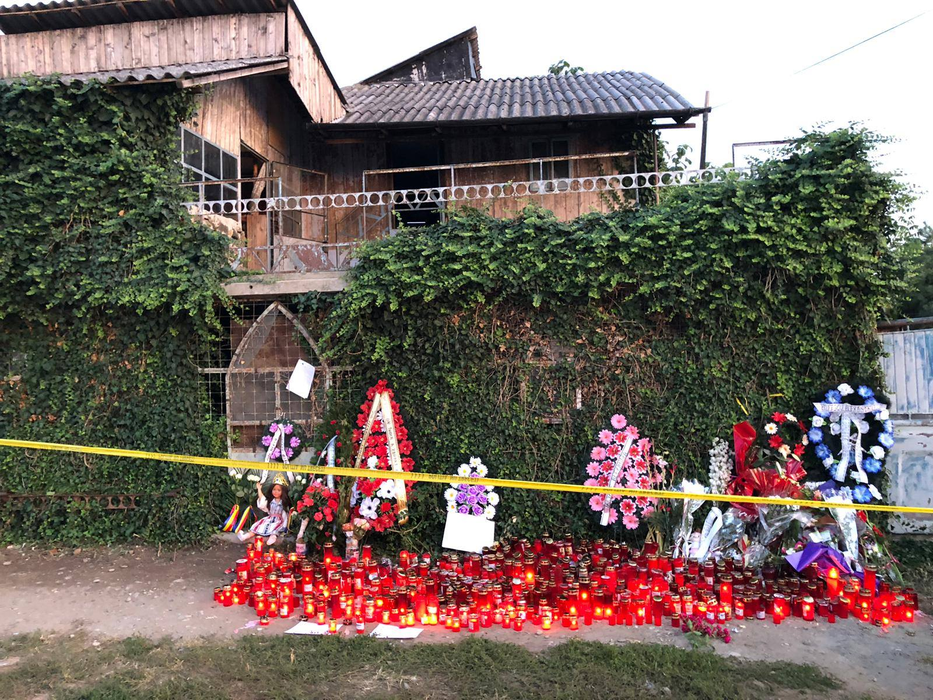 Oamenii au făcut altar în faţa „Casei groazei” din Caracal. Mii de lumânări, scrisori şi păpuşi pentru fetele ucise de Gheorghe Dincă