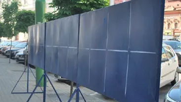 O femeie din Bistrita a fost amendata de Politie dupa ce fiul ei de zece ani a mazgalit afise electorale!