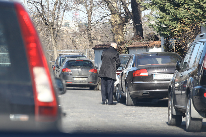 A ajuns în apropierea casei şi a parcat