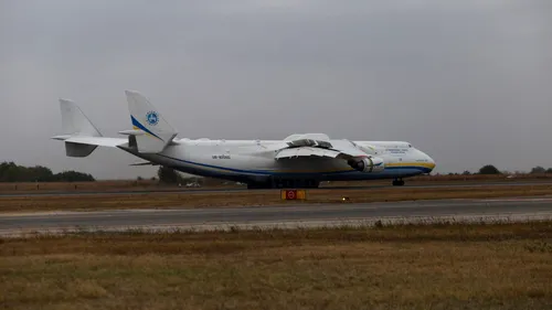 Imagini uluitoare! Cel mai mare avion din lume, un Anatov AN-225 Mriya, a aterizat în România