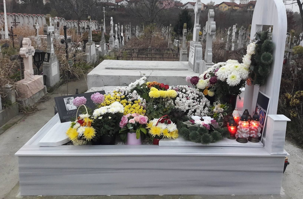 Mormântul lui "Didi” Prodan, plin de flori şi lumânări