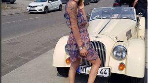 Alina Plugaru i-a încins pe băieţi în rochiţă lângă un automobil retro. ”Mi-am luat maşină”