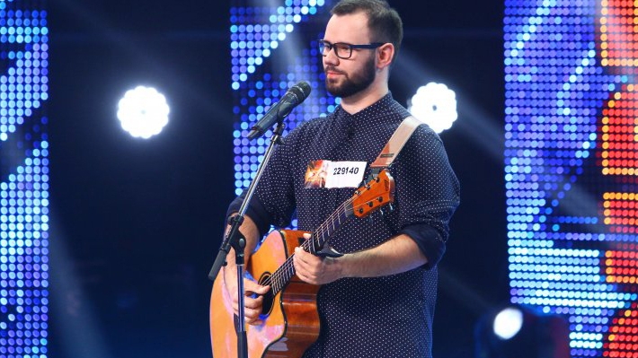 Un supravieţuitor al tragediei de la Colectiv, pe scena "X Factor"! RADU MITREA a emoţionat o ţară întreagă:"Mi-au au ars ambele mâini"