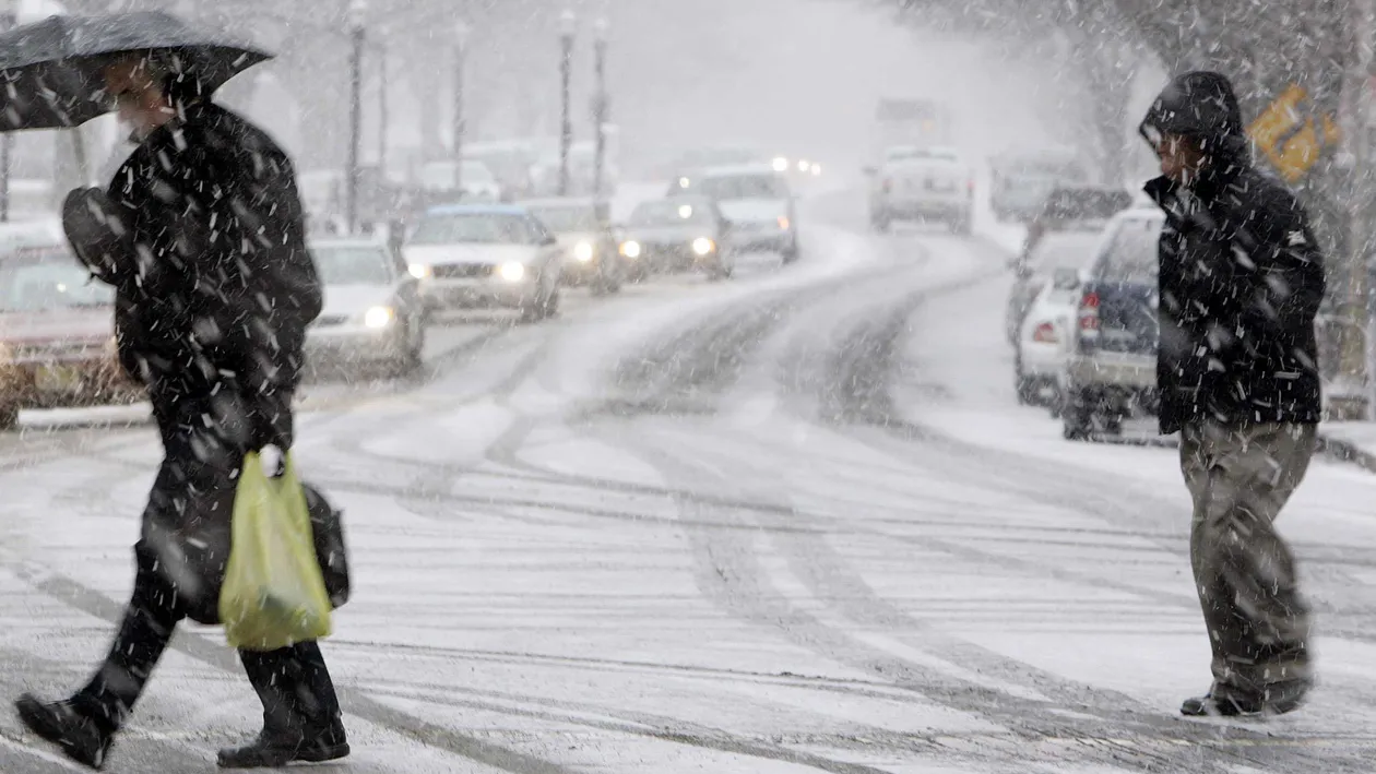 Încă nu scăpăm complet de iarnă! Meteorologii avertizează: în weekend se întorc ploile şi ninsorile
