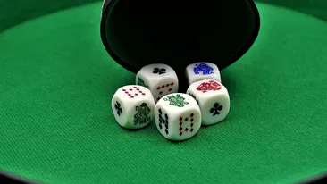 O seară de poker cu 15 persoane, oprită de polițiști. Unul dintre participanți trebuia să fie în carantină