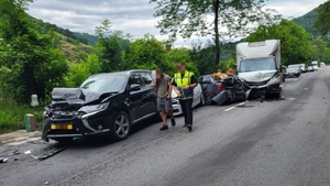 Accident în lanț pe Valea Oltului. Circulația a fost paralizată după impactul dintre cinci mașini
