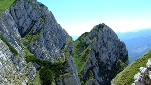 O tânără de 28 de ani a căzut într-o râpă din masivul Piatra Craiului. Salvamontiștii din Argeș o caută