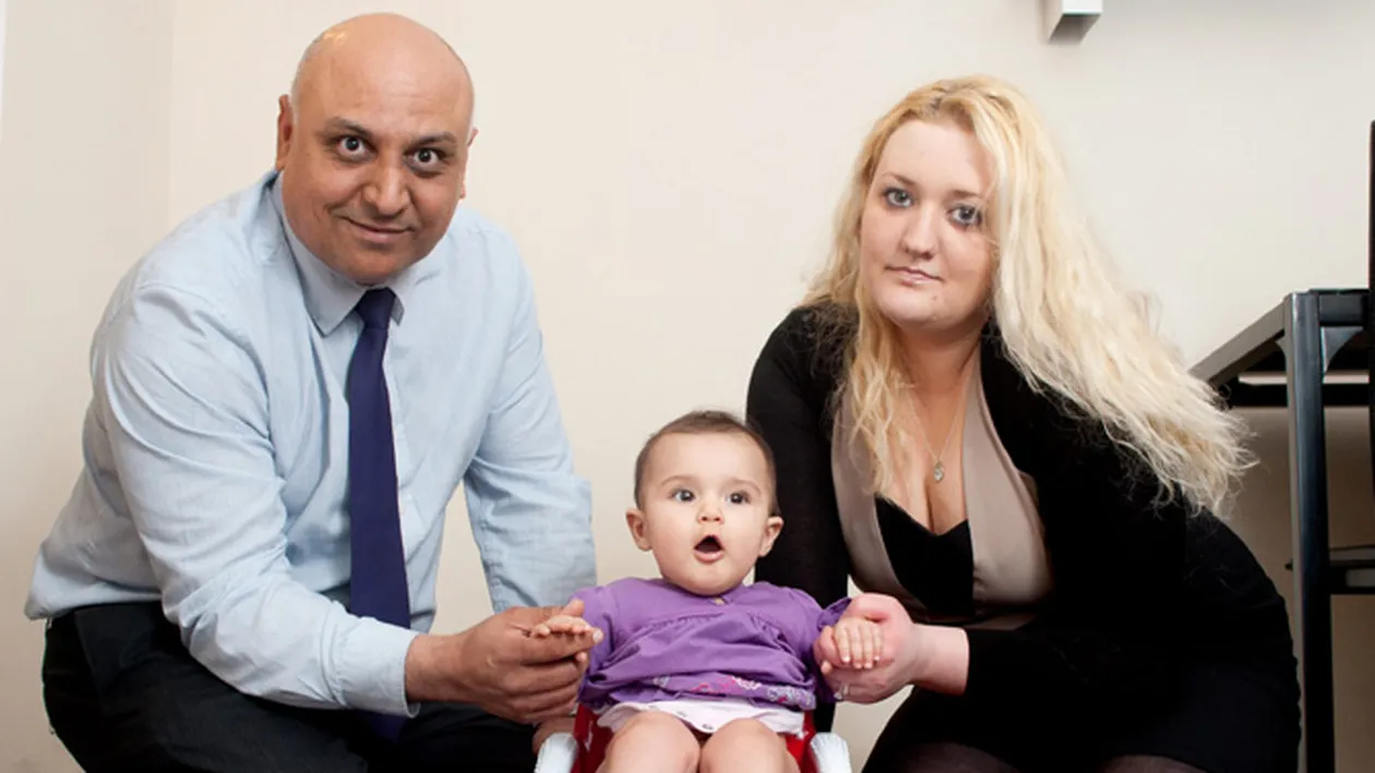 O fetita romanca face senzatie - are doar sase luni si face deja la olita