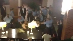 VIDEO Haos extrem la nunta! In urma scandalului, mireasa si-a ruinat ziua, iar un barbat a murit! Vezi imagini incredibile de la receptie!