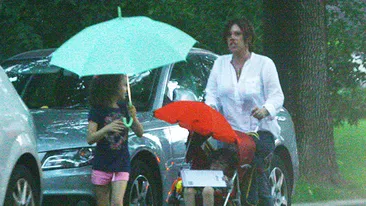 Nimic nu-i sta in cale cand e vorba de copiii ei! Cum isi scapa Luminita Anghel micutii din calea furtunii!