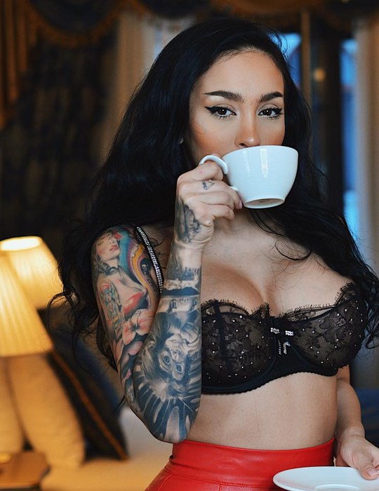Cum a fost fotografiată Ruby într-un supermarket din București. Mai vulgar de atât nu se poate