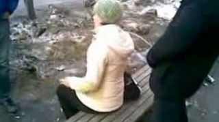 Doamne ce cretini! Nenorocitii astia se filmeaza in timp ce urineaza pe o femeie care astepta autobuzul in statie - Ea nu banuieste nimic dar e uda fleasca
