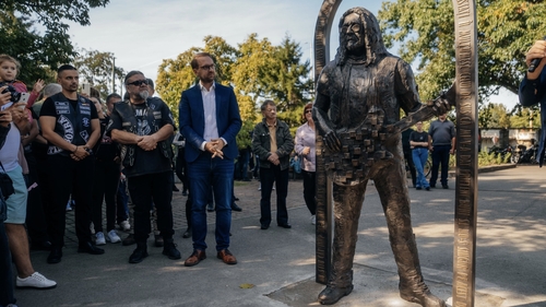 Regretatul chitarist Adrian Bărar, fostul lider al trupei Cargo, onorat la Timișoara. Imagini cu statuia sa