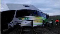 Autocar, izbit în plin de un tren în judeţul Timiş! Care este starea oamenilor din mijloacele de transport în comun