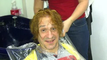 N-are nicio jena: actorul Claudiu Bleont s-a facut blond si si-a pus pe Facebook poze de cand isi vopsea parul, la salon!