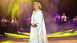 O cântăreață din Grecia s-a prăbușit pe scenă! A făcut AVC, chiar în timpul concertului