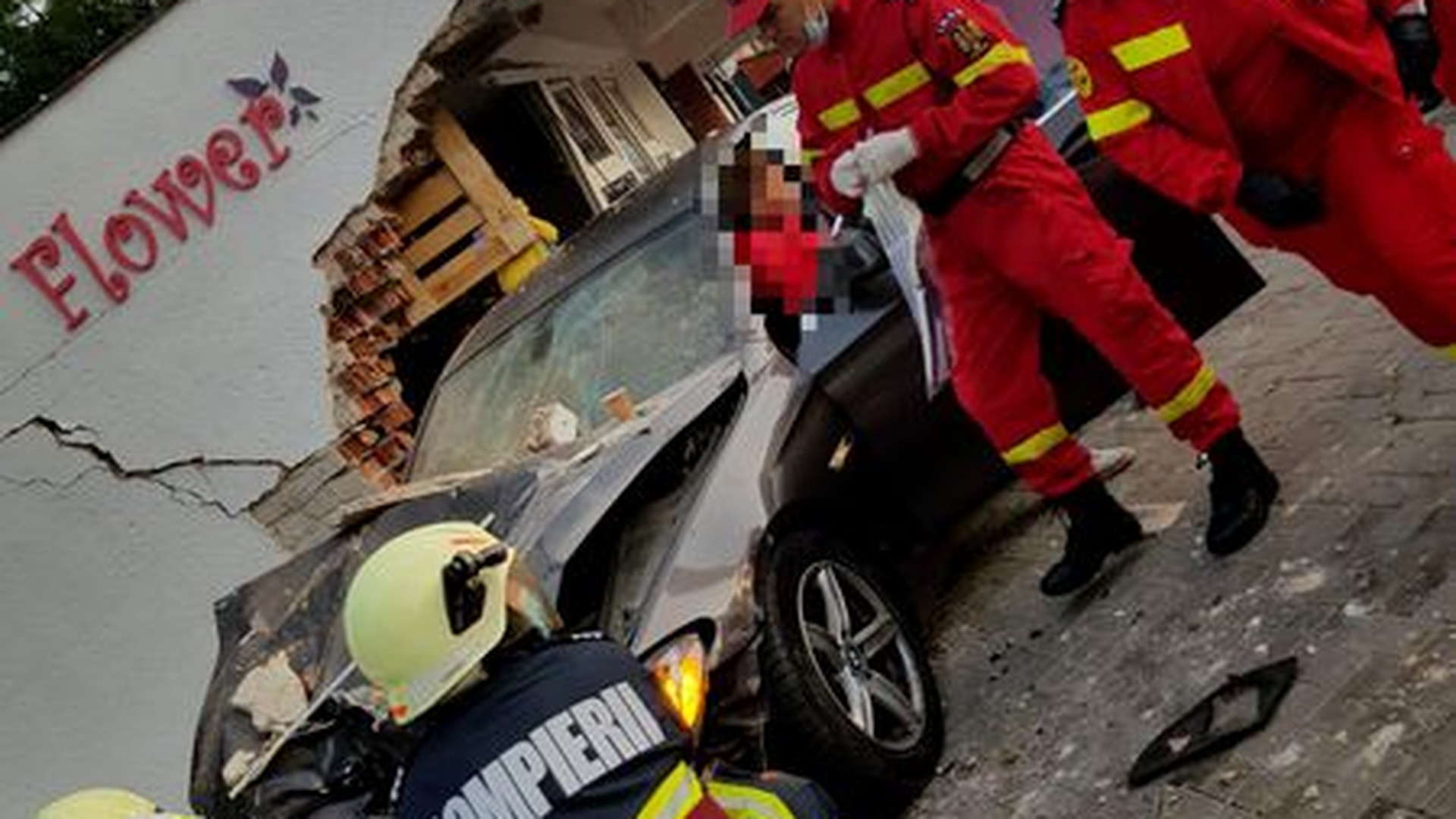 O femeie a murit, după ce un șofer vitezoman a intrat cu mașina într-o florărie din Satu Mare | Imagini șocante