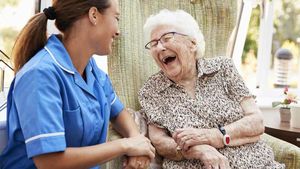 Ce a primit o badantă moștenire, de la pensionara de care avea grijă. Când a citit testamentul, a crezut că este o eroare