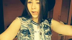 Nu mai e o fata cuminte si nici... o eleva model! Uite ce scuze foloseste Nicole Cherry atunci cand nu-si face temele