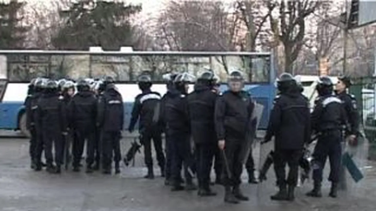 Cu citeva ore inaintea derby-ului, circa 30 de suporteri au fost retinuti de jandarmi si condusi la sectie!