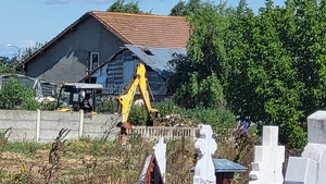 O femeie a aruncat un camion de gunoaie într-un cimitir din Craiova. Imagini ireale în România anului 2023
