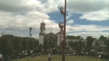 VIDEO DRAMATIC! Un acrobat a murit in timpul unui carnaval din Mexic!