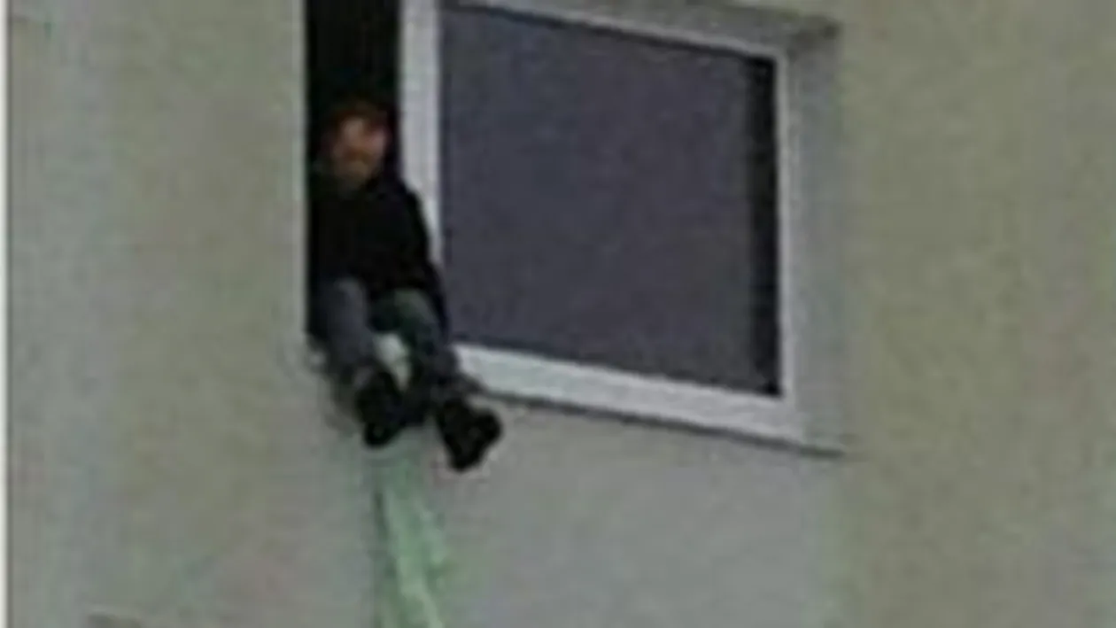 Cel mai nebun bărbat pe care l-ai văzut! Încuiat în casă, a încercat să coboare pe cearceafuri de la etajul 8! Vezi deznodământul!