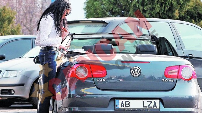 Laurette citeste si se cruceste
