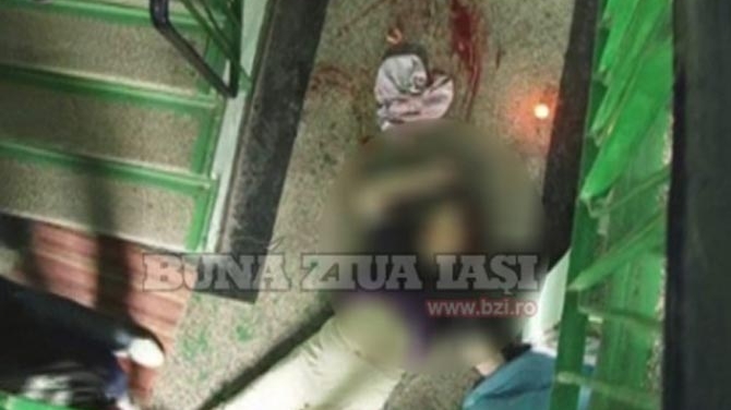 Video ravasitor! O femeie batuta de sot s-a aruncat de la etaj - Uite imaginile terifiante cu ea zdrobita pe jos, proteza i-a zburat la 2 metri! Reactia lui dementa: "S-a sinucis din cauza lu' ma-ta bai! Iesi fu**-ti biserica ma-tii"