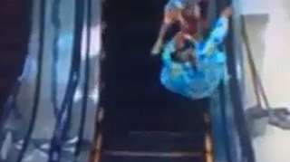 VIDEO Asa s-or fi chinuit si romanii prima data cand au pus piciorul pe o scara rulanta?